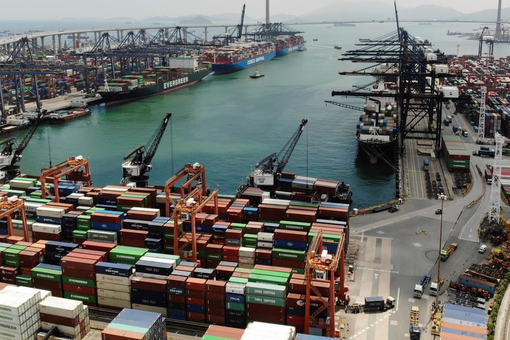 Container am Hafen von Hong Kong (Archivbild): Im südchinesischen Meer stauen sich etliche Schiffe.