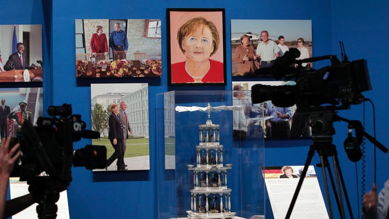 George W. Bush malte Angela Merkel für seine Ausstellung "The Art of Leadership: A President's Personal Diplomacy"