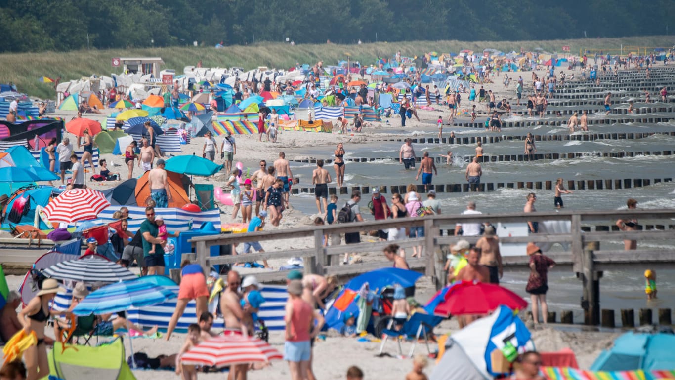 Zahlreiche Badegäste an der Ostsee: Der Inzidenzwert ist erneut sprunghaft gestiegen.