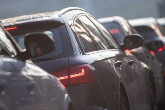 Autos stehen im Stau (Symbolbild): In den nächsten Tagen rechnet der ADAC mit vollen Straßen in Norddeutschland.