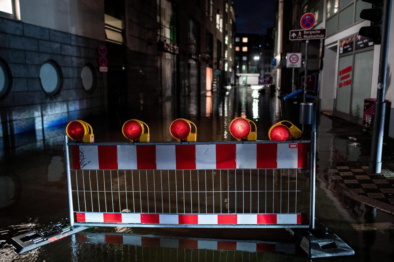 Teile der Innenstadt sind gesperrt. Die Wupper in der Wuppertaler Innenstadt tritt über das Ufer. Nach enormen Regenfällen befürchten die Behörden im Bergischen Land einen unkontrollierten Überlauf der Wupper-Talsperre bei Radevormwald.