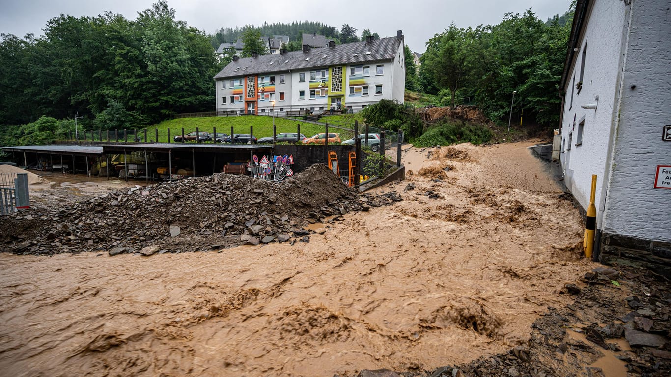 Durch Starkregen kam es zu einem Erdrutsch in Altena: Ein Feuerwehrmann ist im Einsatz gestorben.