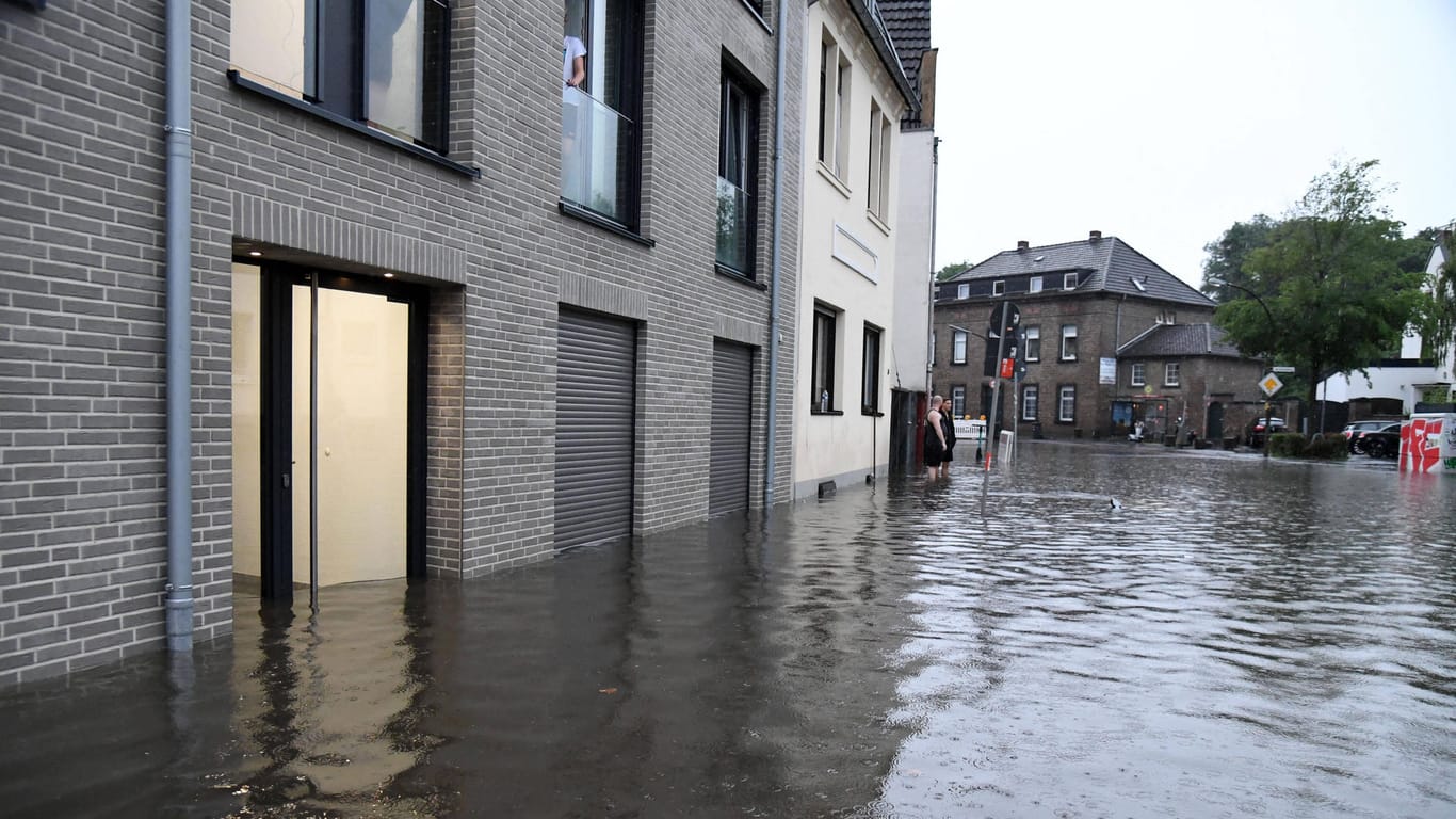 Hochwasser in Köln Müngersdorf: Die Wassermassen sorgten vielerorts für Überschwemmungen.