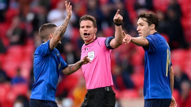 Will seine internationale Karriere beenden: Schiedsrichter Felix Brych (M).