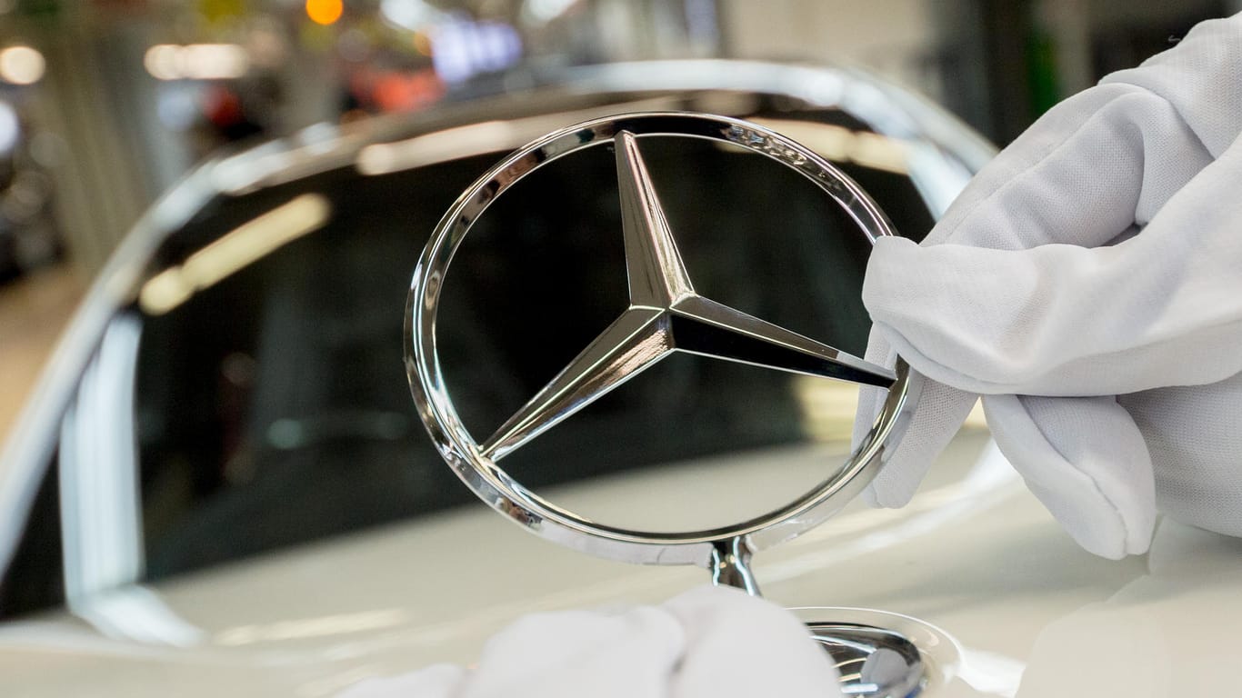 Mercedes im letzten Produktionsschritt: Daimler lieferte im zweiten Quartal 27 Prozent mehr Autos aus als im Vorjahr.