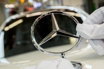 Mercedes im letzten Produktionsschritt: Daimler lieferte im zweiten Quartal 27 Prozent mehr Autos aus als im Vorjahr.