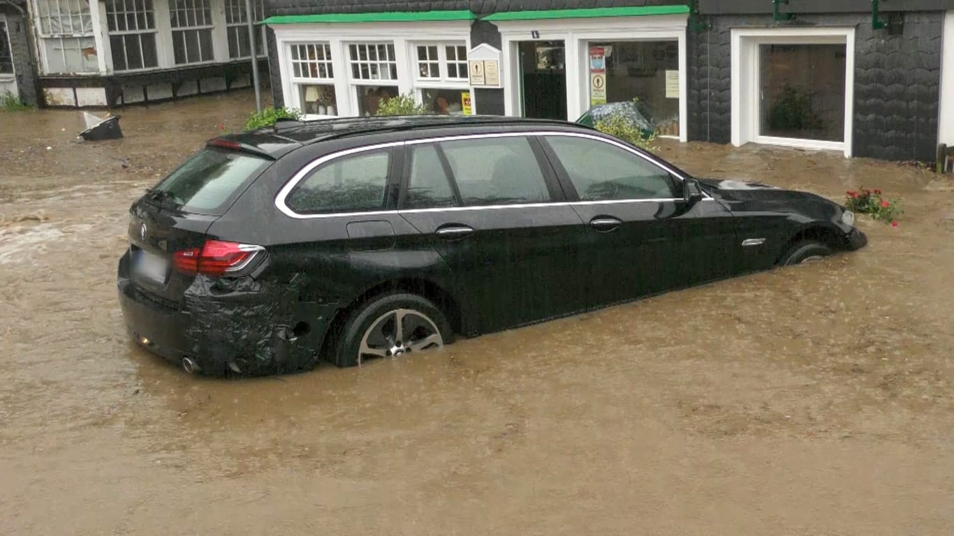 Unwetter in Nordrhein-Westfalen: Ein Auto steht auf einer überfluteten Straße in Solingen.