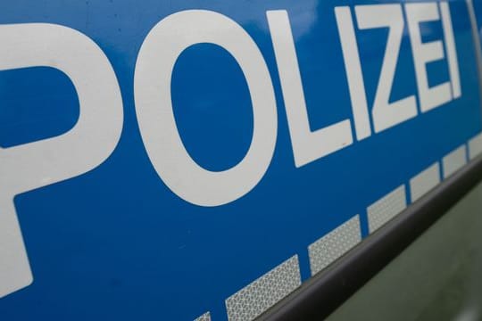 Das Wort "Polizei" steht auf einem Einsatzwagen (Symbolbild): Der Chef der Polizeigewerkschaft hat das Fixieren von Angreifern verteidigt.