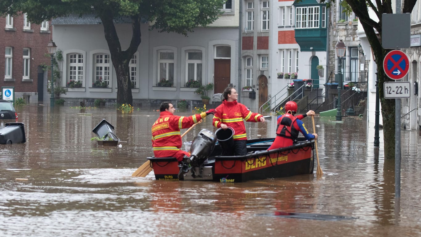 Ein Boot der Deutschen Lebens-Rettungs-Gesellschaft (DLRG) ist bei Hochwasser unterwegs.