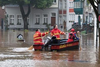 Ein Boot der Deutschen Lebens-Rettungs-Gesellschaft (DLRG) ist bei Hochwasser unterwegs.