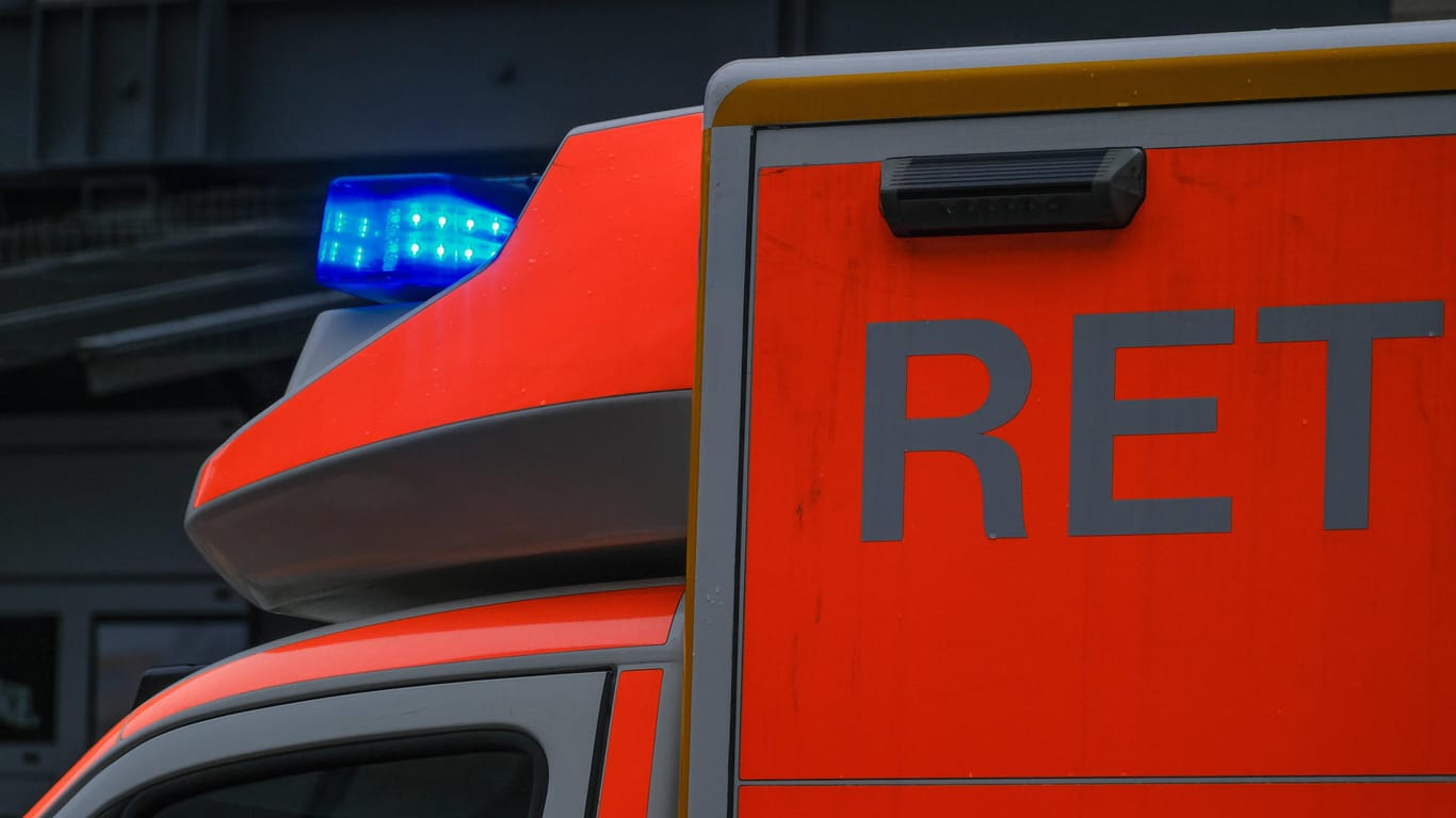 Ein Rettungswagen (Symbolbild): In Leverkusen musste eine Klinik geräumt werden.