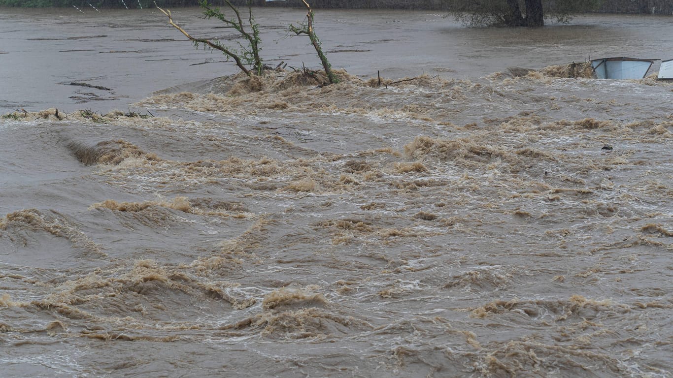 Hochwasser und Überschwemmungen in NRW: In Kamen bei Dortmund ist ein Mann gestorben.