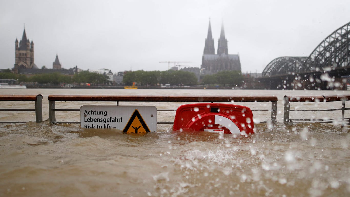 Der Rhein bei Köln: Anhaltende Regenfälle haben in Köln und Umland zu Überflutungen geführt.
