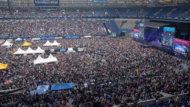 Dicht an dicht in der Schalker Veltins-Arena (2019). Dicht an dicht in der Schalker Veltins-Arena (2019).