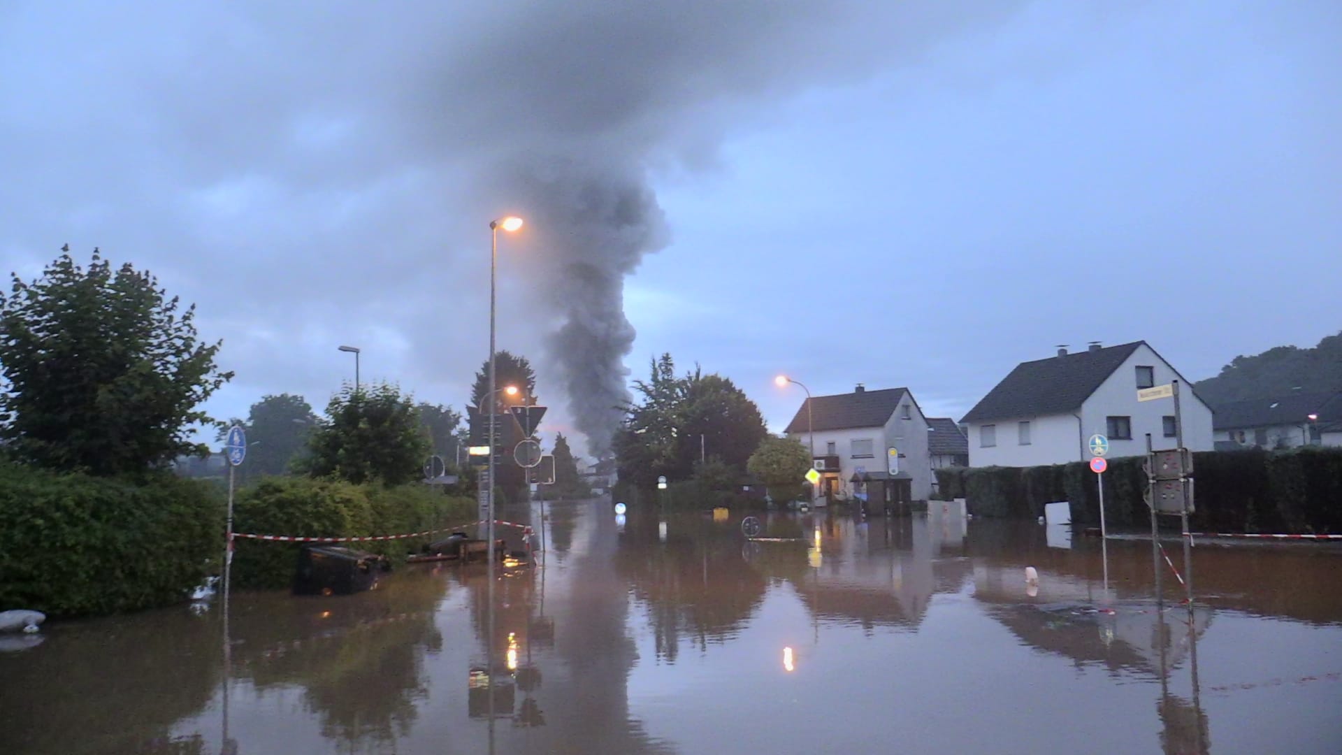 Unwetter: Komplette Innenstadt überflutet - Brand mit massiver Rauchentwicklung - Einsatzkräfte konnten Brandort zunächst nicht erreichen - Dramatische Bilder