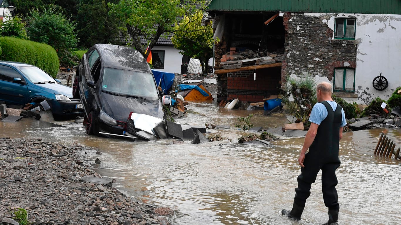 Ein Anwohner schaut sich die Schäden des Hochwassers in Hagen an. Das Hochwasser hat dort starke Verwüstungen hinterlassen.