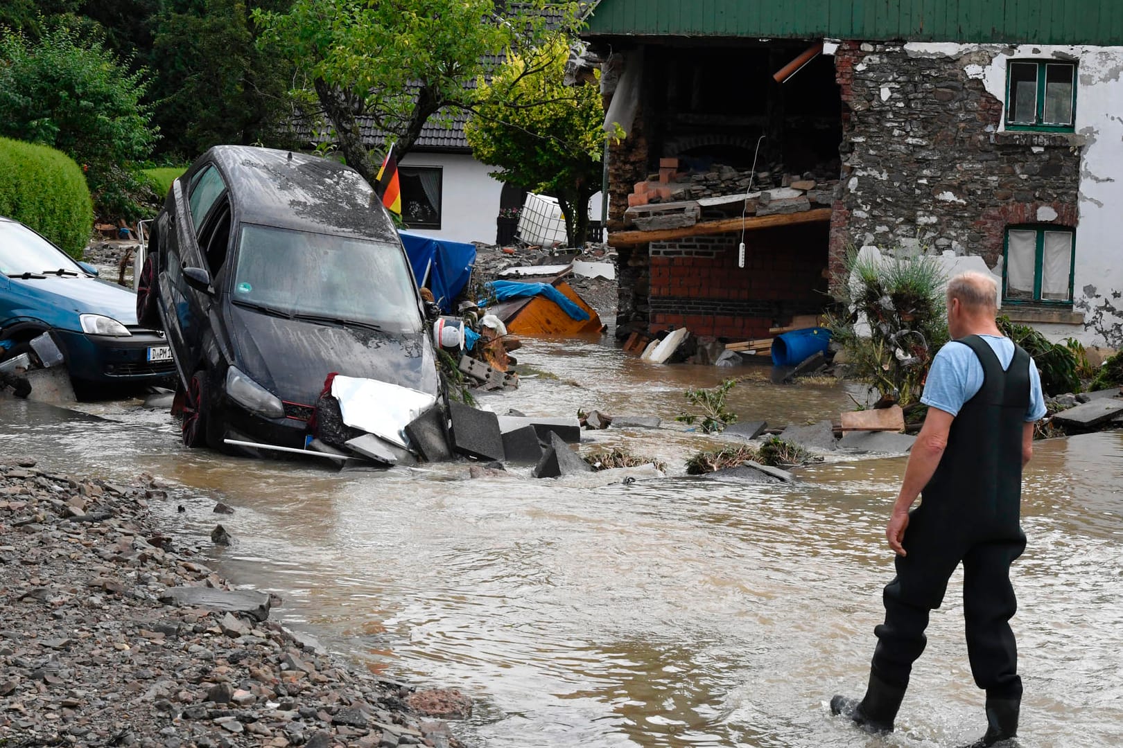 Ein Anwohner schaut sich die Schäden des Hochwassers in Hagen an. Das Hochwasser hat dort starke Verwüstungen hinterlassen.