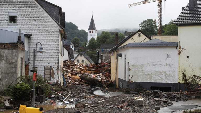 Eingestürzte Gebäude in Schuld: Mehrere Menschen sind durch die Flutkatastrophe gestorben.