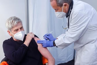 Corona-Impfung: Kommt der Booster-Piks gegen Delta?
