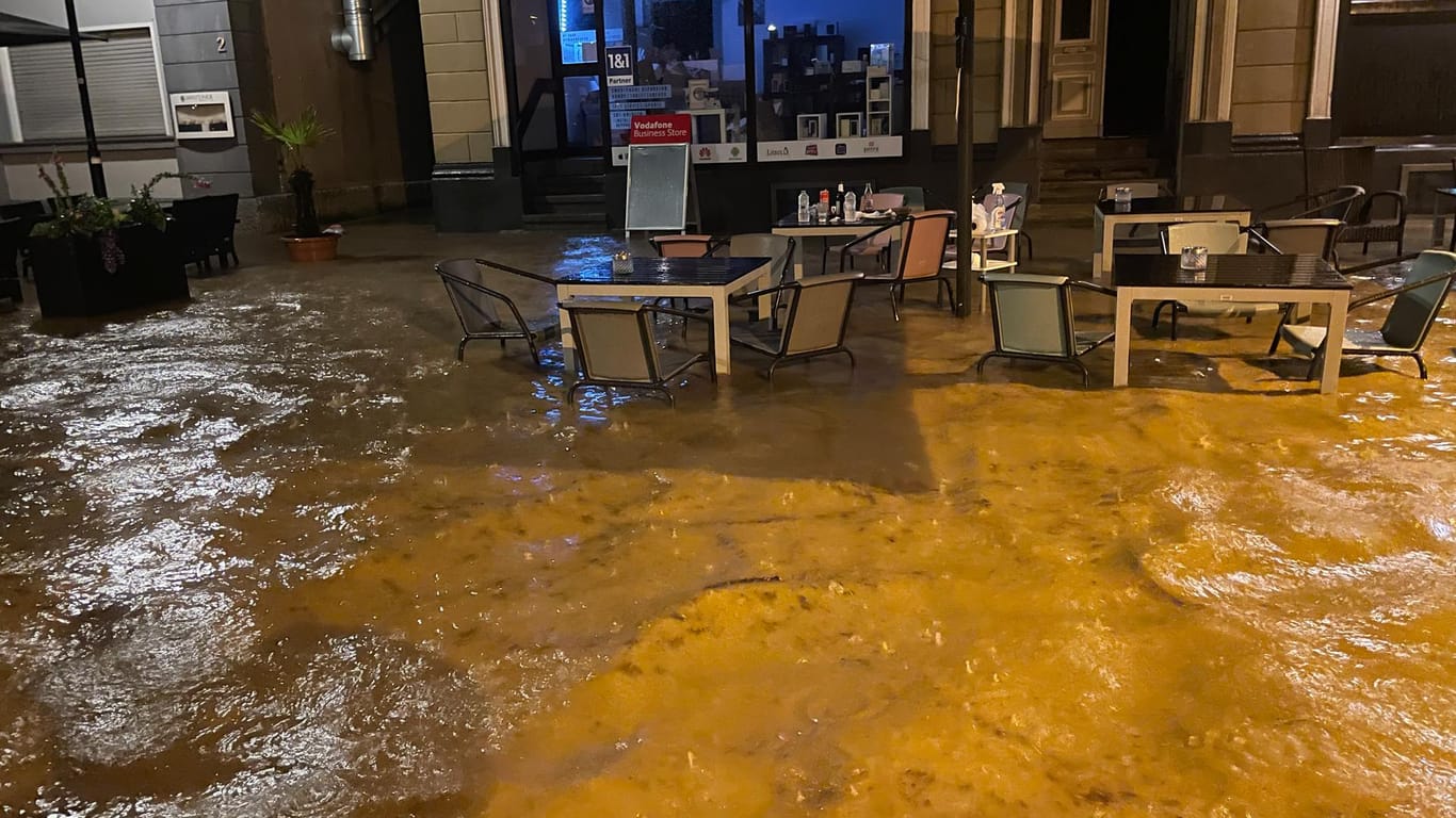 Überschwemmte Straße in NRW: In Rheinbach sind drei Menschen ums Leben gekommen.