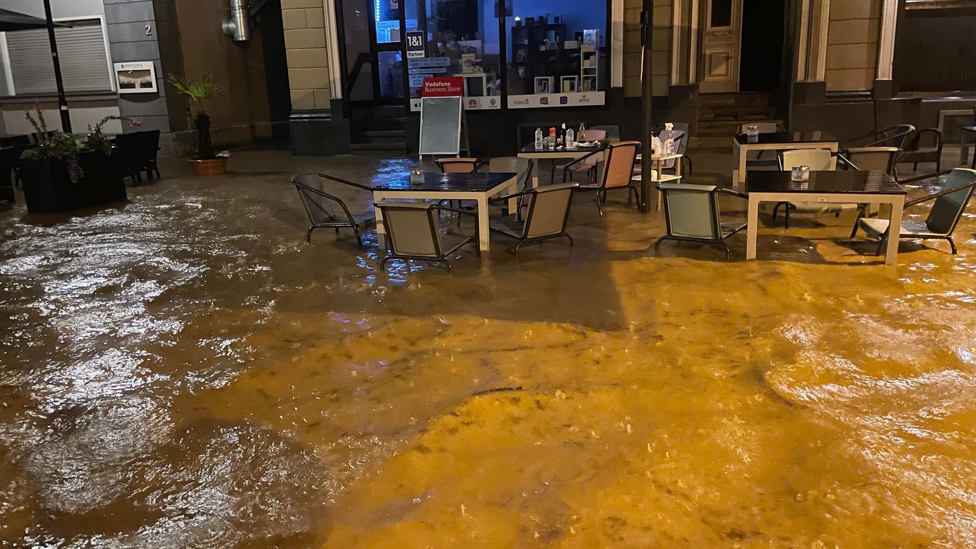 Überschwemmte Straße in NRW: In Rheinbach sind drei Menschen ums Leben gekommen. Überschwemmte Straße in NRW: In Rheinbach sind drei Menschen ums Leben gekommen.