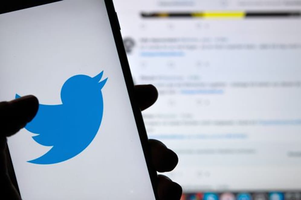 Das Logo des sozialen Netzwerks Twitter ist auf dem Display eines Smartphones zu sehen.