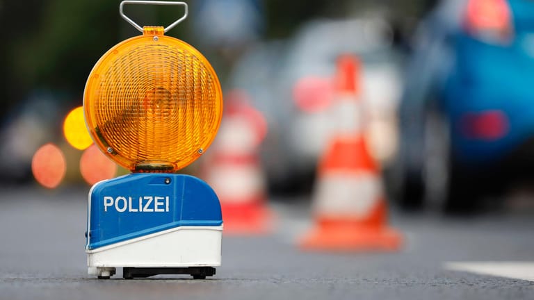 Eine Polizeiabsprrung an einer Unfallstelle (Symbolbild): In Berlin hat es einen Unfall mit einem Auto und einem Bus gegeben.