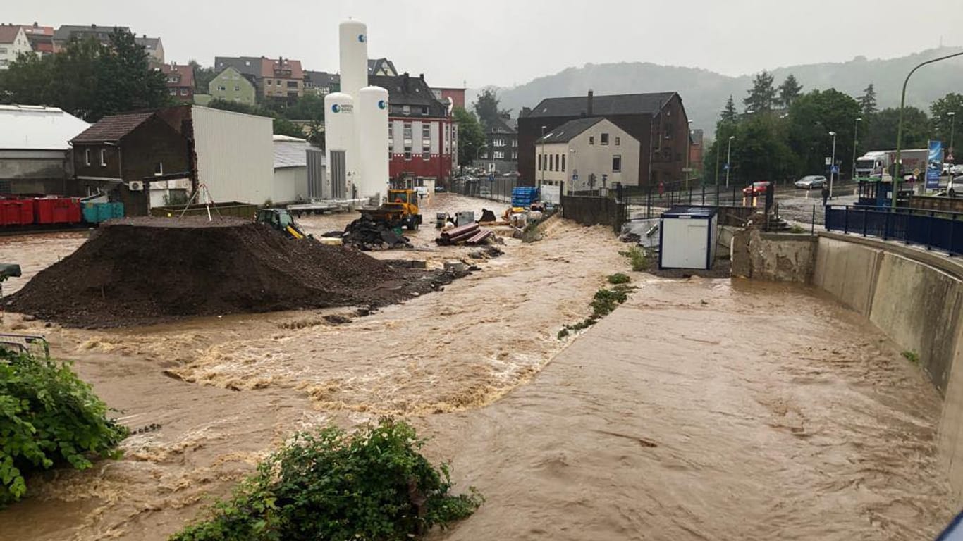 Wassermassen mitten in Hagen: Die Feuerwehr bittet wegen der dramatischen Lage in der Stadt darum, die 112 nur in absoluten Notfällen zu wählen.