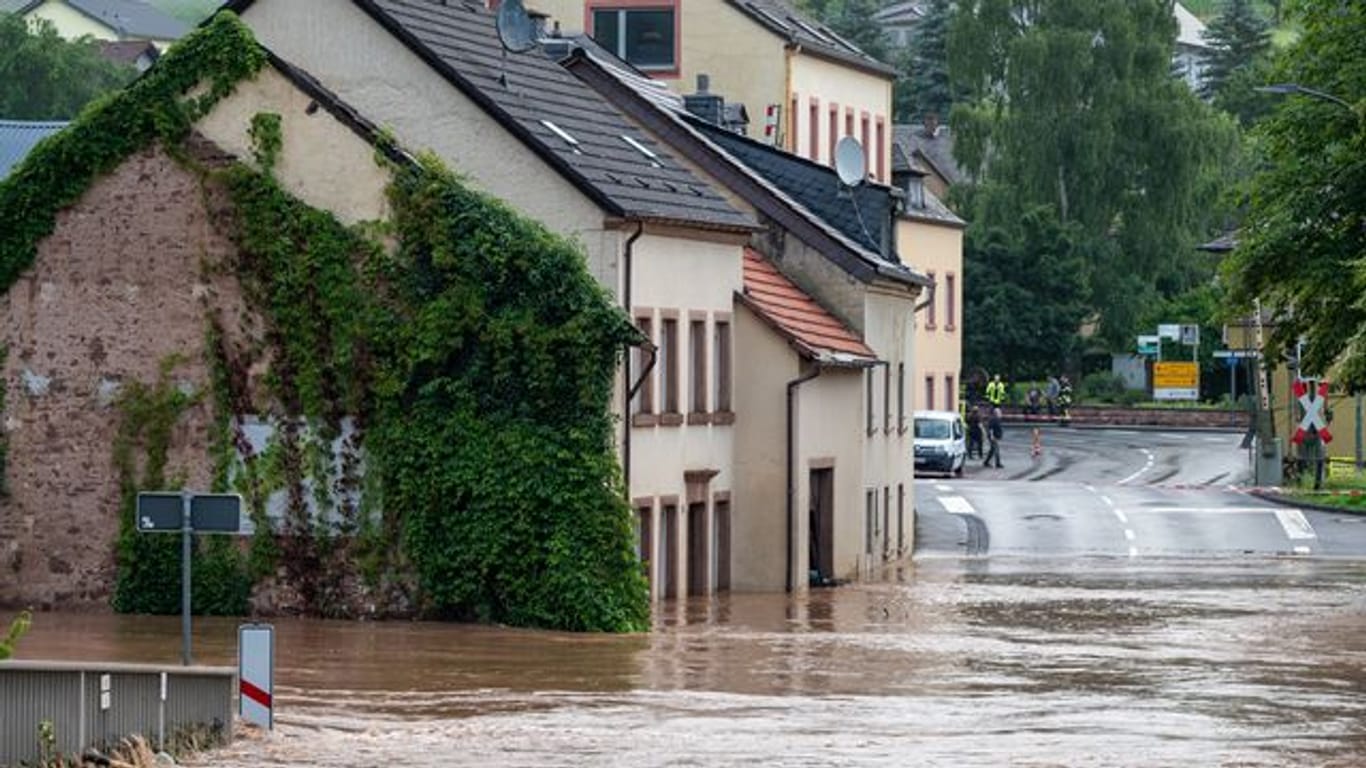 Die Kyll ist in Erdorf über die Ufer getreten: Besonders im Westen von Deutschland sorgen starke Regenfälle für Chaos.