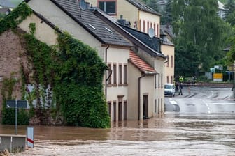 Die Kyll ist in Erdorf über die Ufer getreten: Besonders im Westen von Deutschland sorgen starke Regenfälle für Chaos.