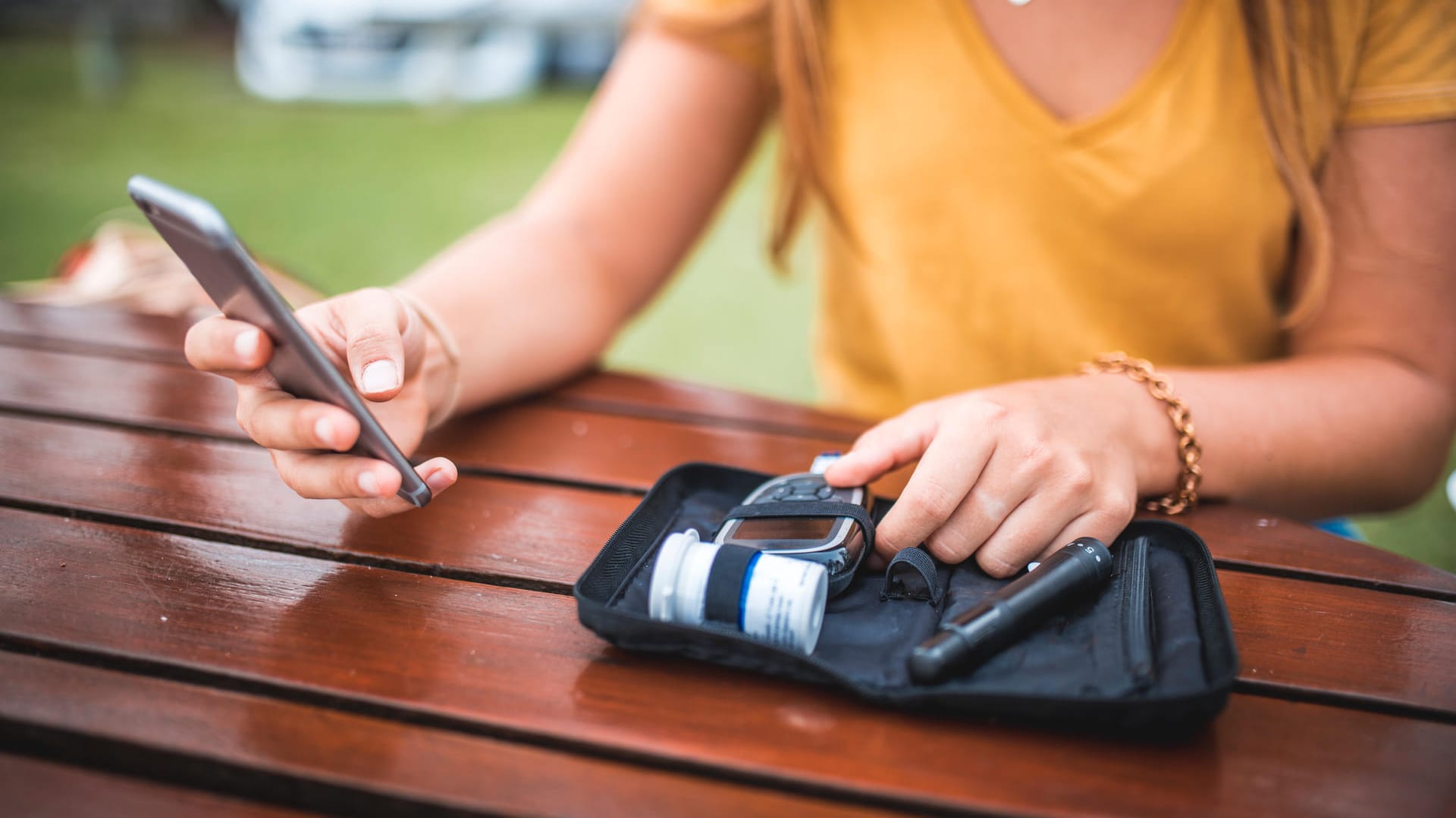 Diabetikerin: Menschen mit Diabetes sollten im Sommer ihren Blutzuckerspiegel häufiger kontrollieren.