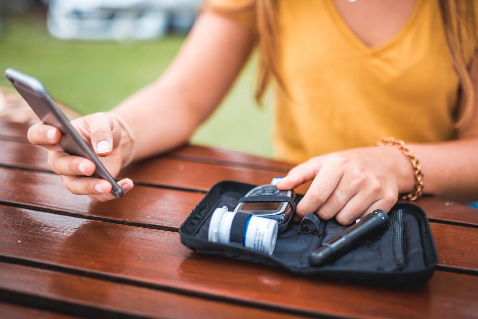 Diabetikerin: Menschen mit Diabetes sollten im Sommer ihren Blutzuckerspiegel häufiger kontrollieren.