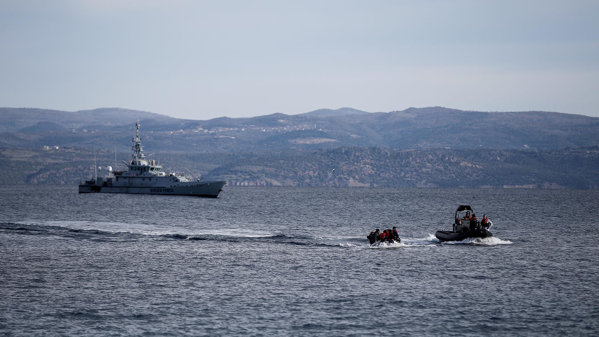 Ein Frontex-Schiff bei Lesbos: Die Grenzschutzagentur soll Beweise für Grundrechtsverletzungen durch Mitgliedsstaaten haben.