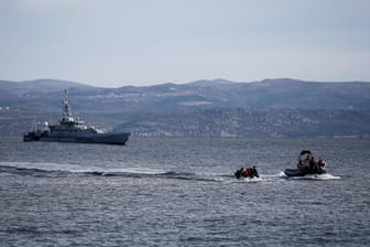 Ein Frontex-Schiff bei Lesbos: Die Grenzschutzagentur soll Beweise für Grundrechtsverletzungen durch Mitgliedsstaaten haben.