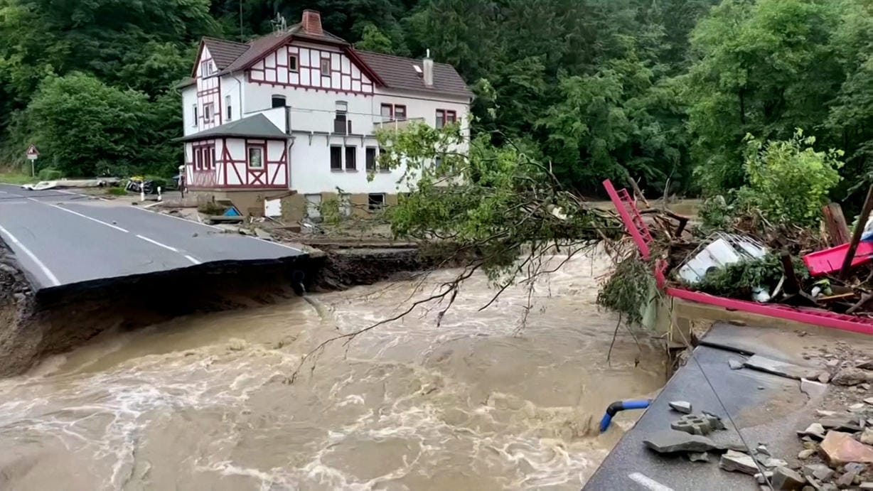 Eingestürzte Häuser, Wassermassen in den Straßen: Diese Videoaufnahmen zeigen das Ausmaß der Verwüstung im Westen Deutschlands durch Tief "Bernd".