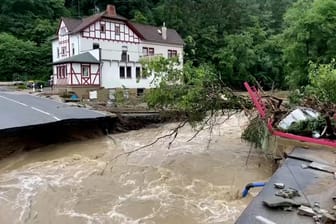 Eingestürzte Häuser, Wassermassen in den Straßen: Diese Videoaufnahmen zeigen das Ausmaß der Verwüstung im Westen Deutschlands durch Tief "Bernd".