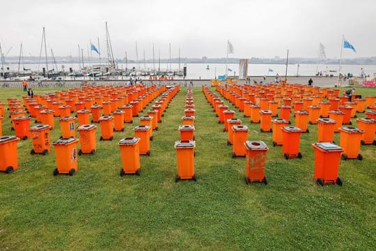 Hunderte Mülltonnen sind auf der Reventlouwiese in Kiel aufgestellt. Die Tonnen fassen so viel Müll, wie an einem Wochenende in den Kieler Parks eingesammelt wird.