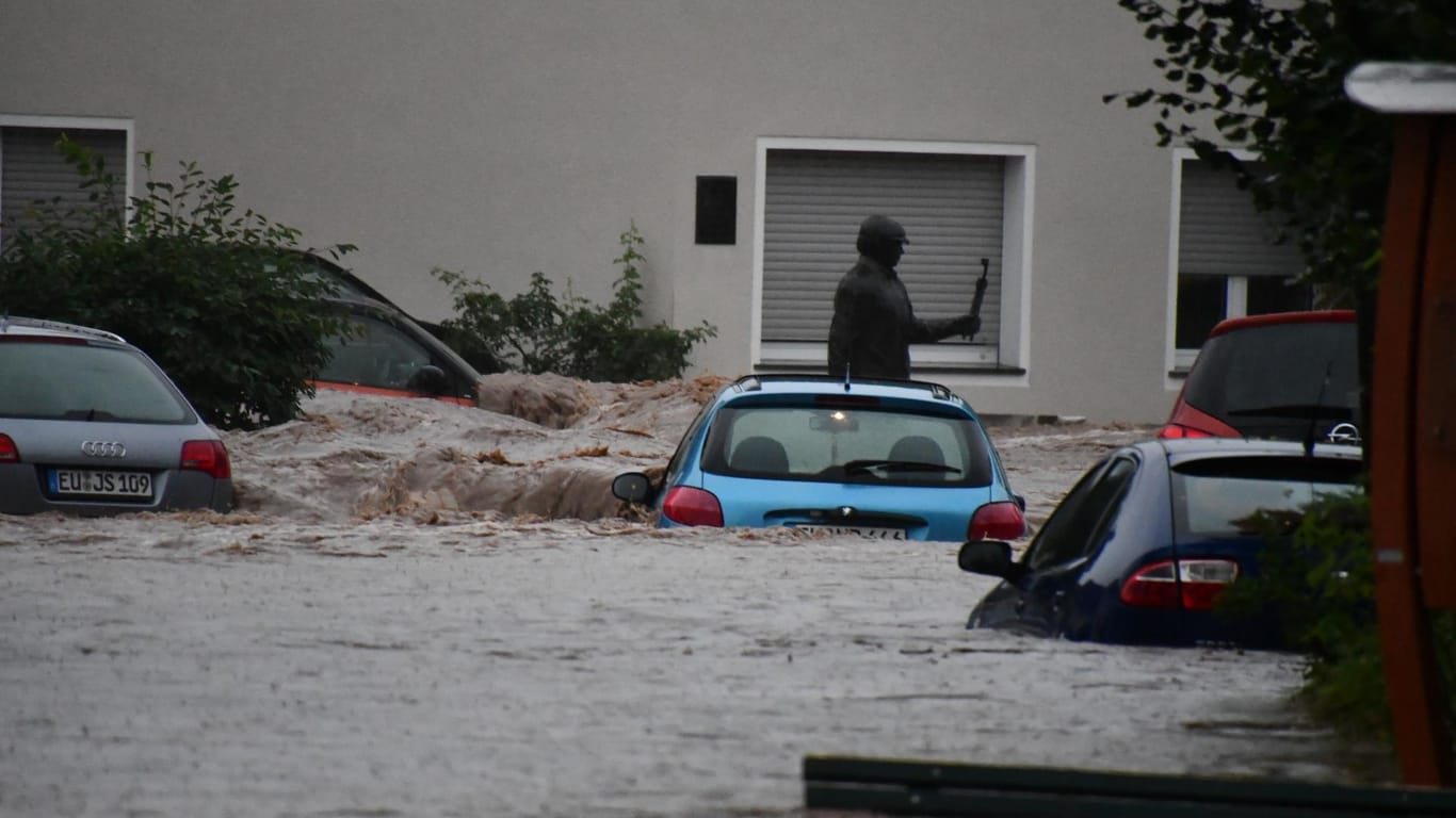 Autos versinken in den Wassermassen: Die Lage im Kreis Euskirchen ist dramatisch.