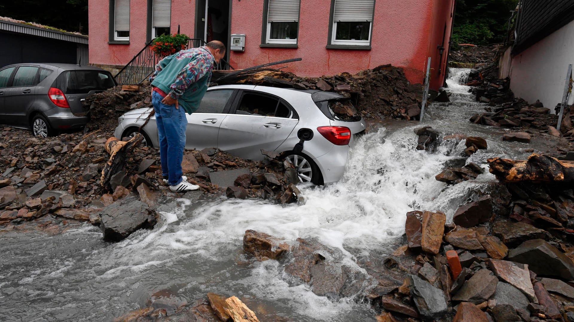 Überflutung des Nahmerbach am Vorabend: Durch die heftigen Regenfälle war das Flüsschen zum reißenden Fluss geworden.