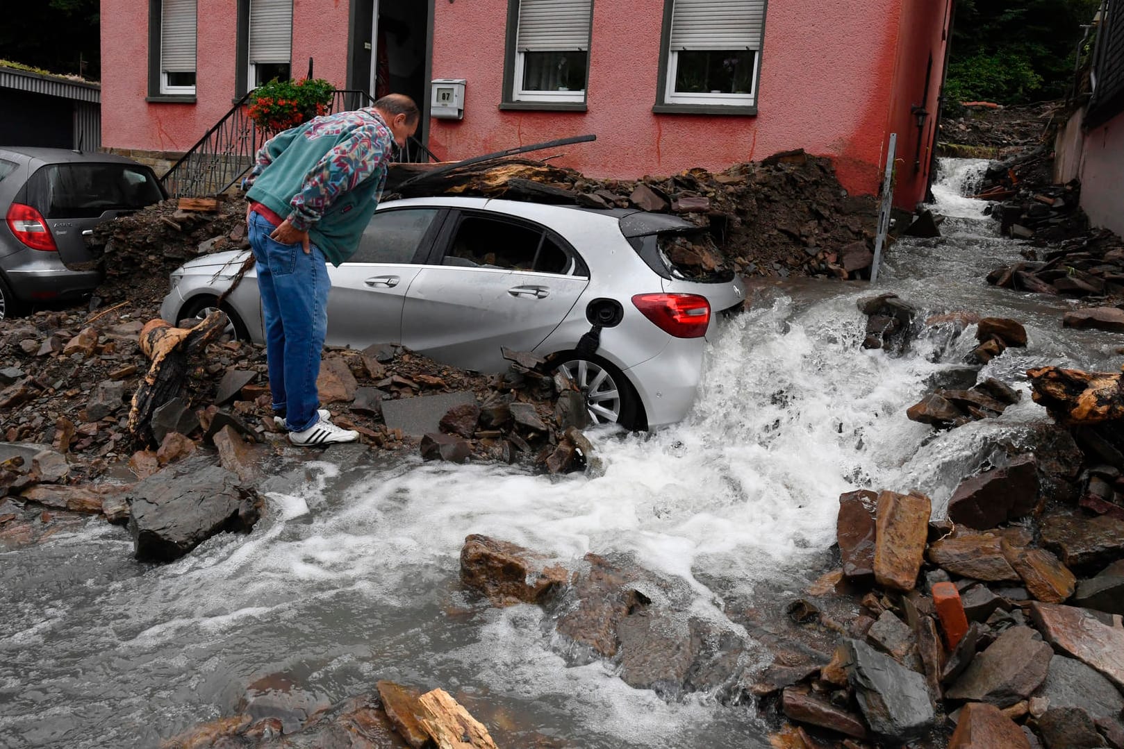 Überflutung des Nahmerbach am Vorabend: Durch die heftigen Regenfälle war das Flüsschen zum reißenden Fluss geworden.