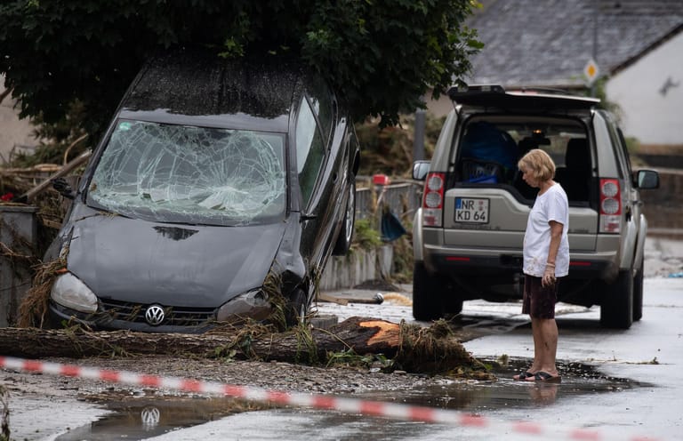 Insul in Rheinland-Pfalz: Zahlreiche Autos wurden von den Wassermassen mitgerissen und zerstört.