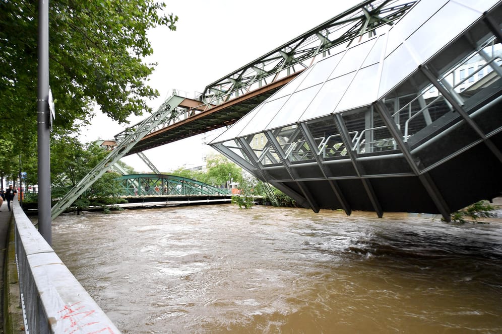 Eine Station der Schwebebahn über der Hochwasser führenden Wupper: Katastrophen-Apps können vor Unwetter warnen.