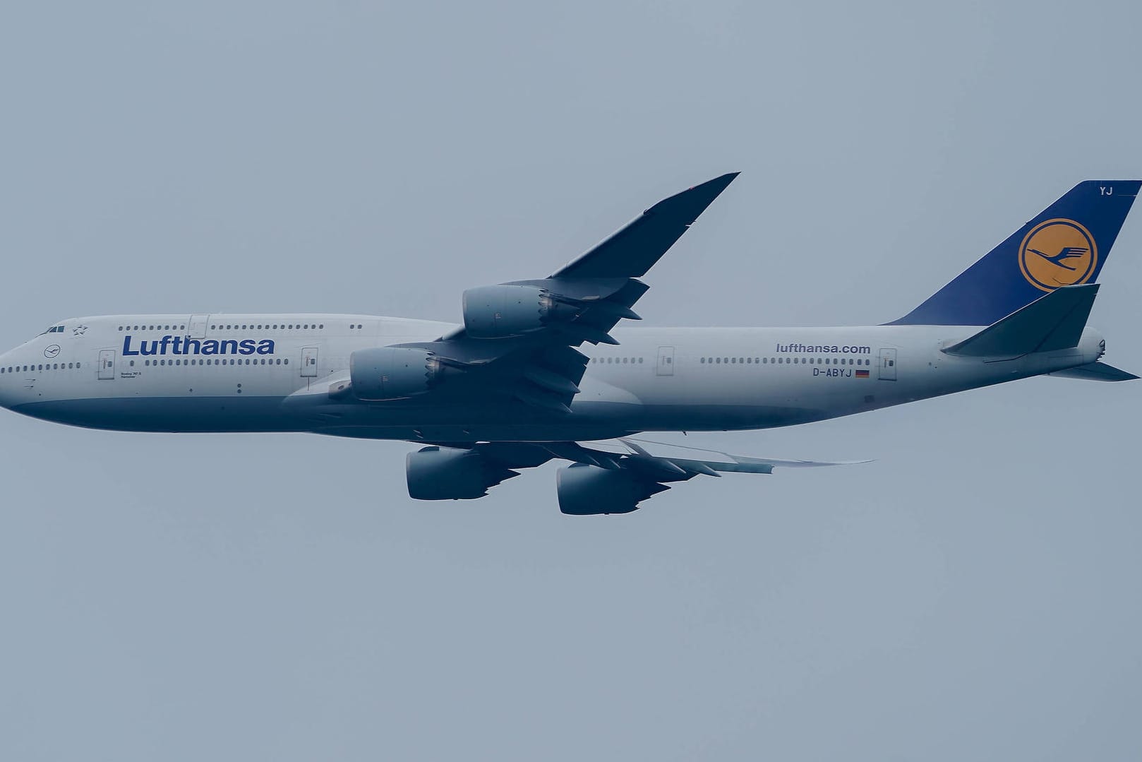 Keine guten Neuigkeiten für die Lufthansa (Symbolbild): Auch der EuGh entschied nun im Streit um den Regionalflughafen Frankfurt-Hahn gegen das Unternehmen. Keine guten Neuigkeiten für die Lufthansa (Symbolbild): Auch der EuGh entschied nun im Streit um den Regionalflughafen Frankfurt-Hahn gegen das Unternehmen.