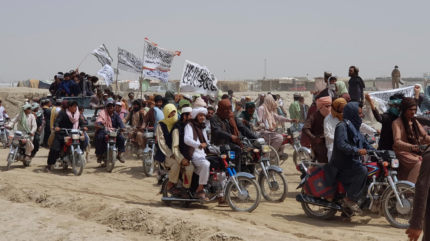 Unterstützer der Taliban vor einem Grenzposten nach Pakistan: Der Übergang ist umkämpft zwischen der Islamisten-Miliz und den Regierungstruppen.