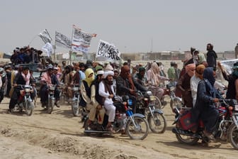Unterstützer der Taliban vor einem Grenzposten nach Pakistan: Der Übergang ist umkämpft zwischen der Islamisten-Miliz und den Regierungstruppen.