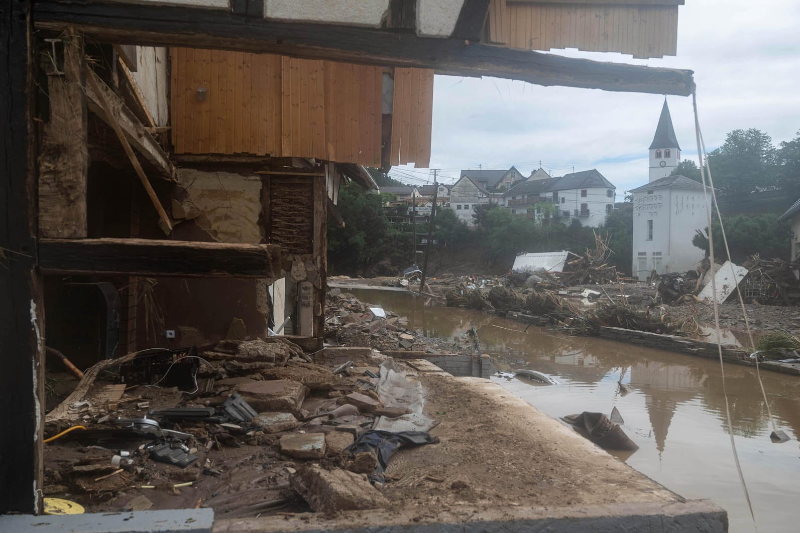 Rheinland-Pfalz ist stark von dem Unwetter betroffen: Ein Teil eines Gebäudes in dem Ort im Kreis Ahrweiler ist nach dem Unwetter mit Hochwasser weggerissen. Mindestens sechs Häuser wurden durch die Fluten zerstört.