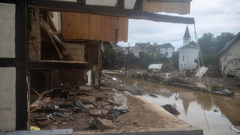 Rheinland-Pfalz ist stark von dem Unwetter betroffen: Ein Teil eines Gebäudes in dem Ort im Kreis Ahrweiler ist nach dem Unwetter mit Hochwasser weggerissen. Mindestens sechs Häuser wurden durch die Fluten zerstört.