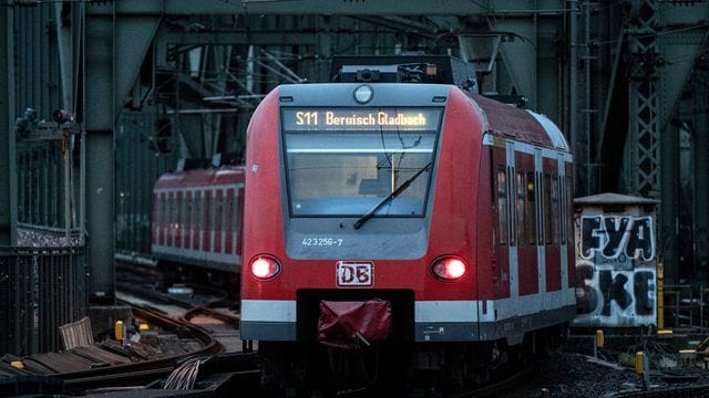 Durch Überflutungen kommt es auf vielen Strecken zu Störungen. Durch Überflutungen kommt es auf vielen Strecken zu Störungen.