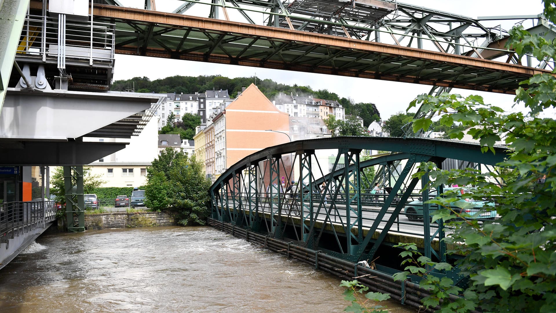 Blick auf die überflutete Station der Schwebebahn in der Pestalozzistraße über der Wupper. Nach dem Unwetter mit sintflutartigen Regenfällen in NRW laufen die Aufräumarbeiten Blick auf die überflutete Station der Schwebebahn in der Pestalozzistraße über der Wupper. Nach dem Unwetter mit sintflutartigen Regenfällen in NRW laufen die Aufräumarbeiten
