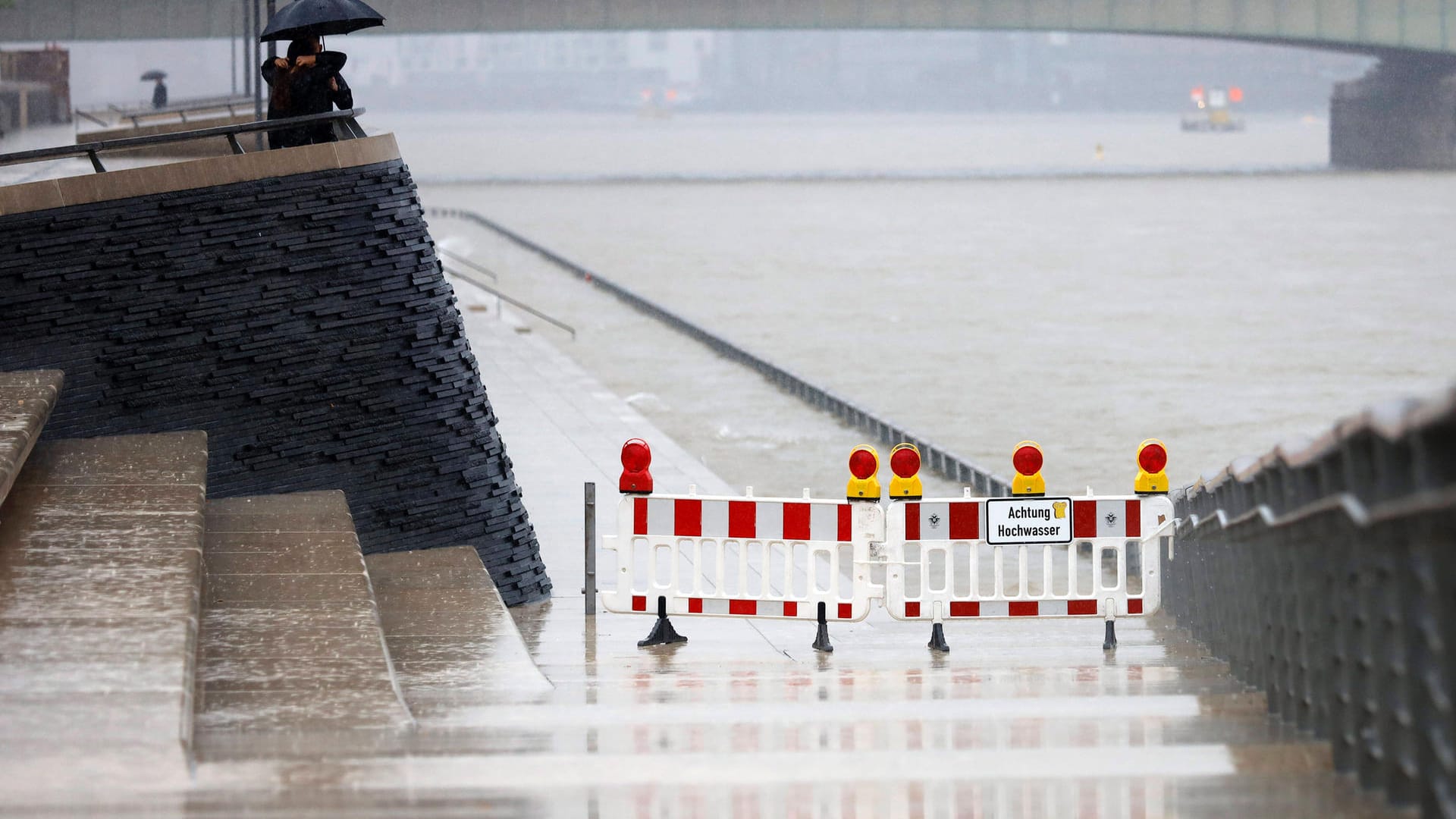 Überspülte Stufen am Rheinboulevard am Mittwoch: In Köln und Umgebung sorgen die Wassermassen für Verkehrschaos.
